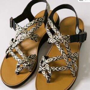 Chaco Diana Beveled white and black double strap sandals with buckle size 11